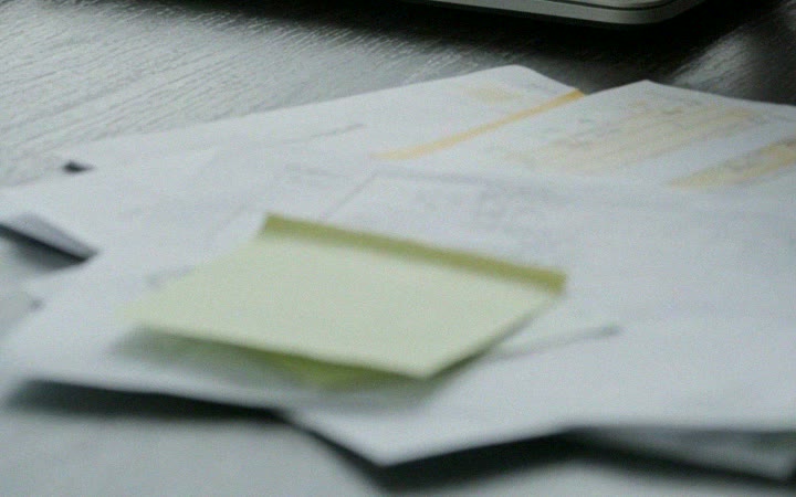 Un montón de facturas y albaranes con un pósit encima
