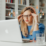 Persona agobiada con tareas repetitivas